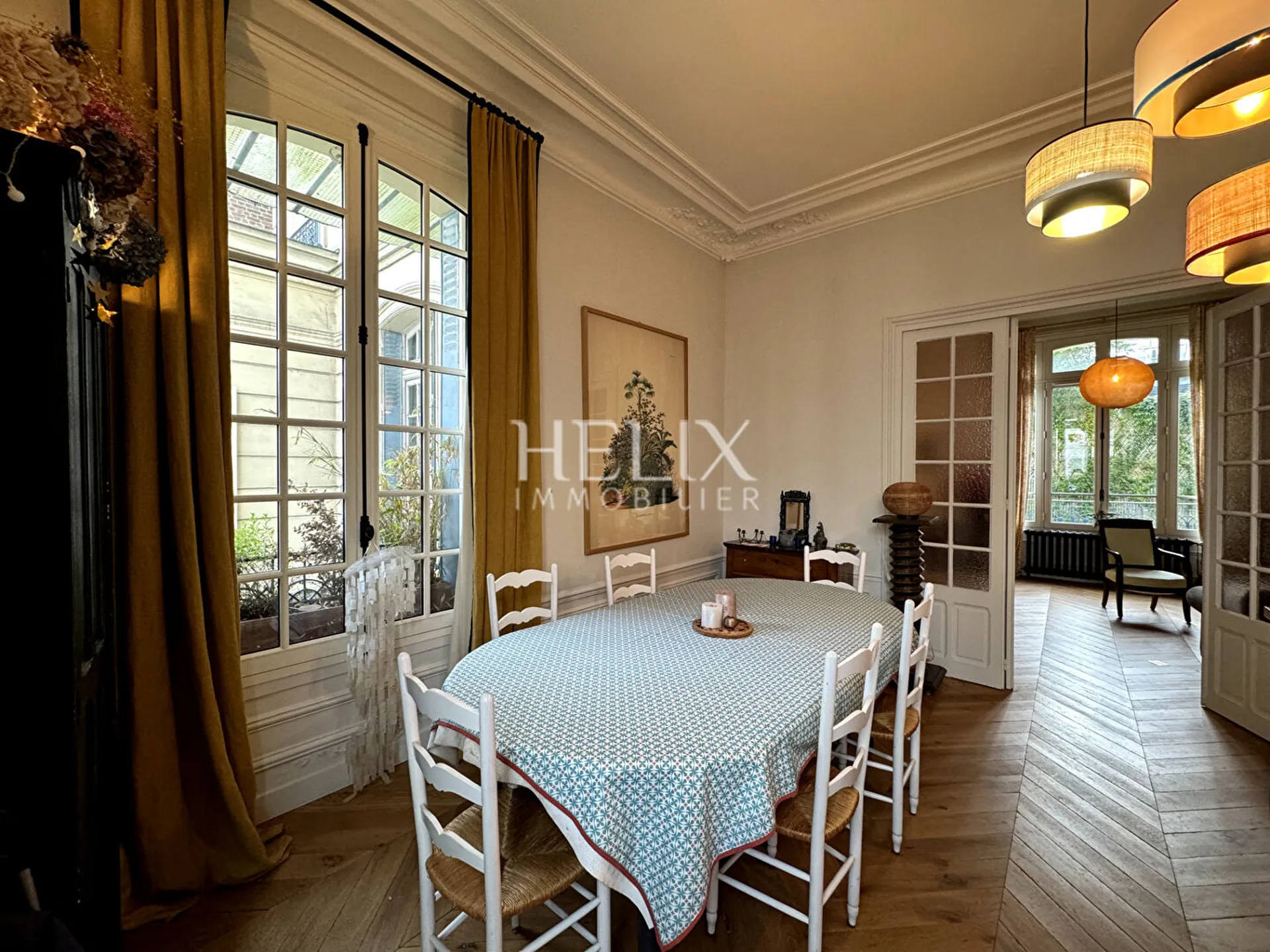 Dans un hôtel particulier sur un secteur privilégié et très recherché magnifique appartement avec jardin privatif