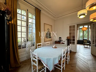 Dans un hôtel particulier sur un secteur privilégié et très recherché magnifique appartement avec jardin privatif