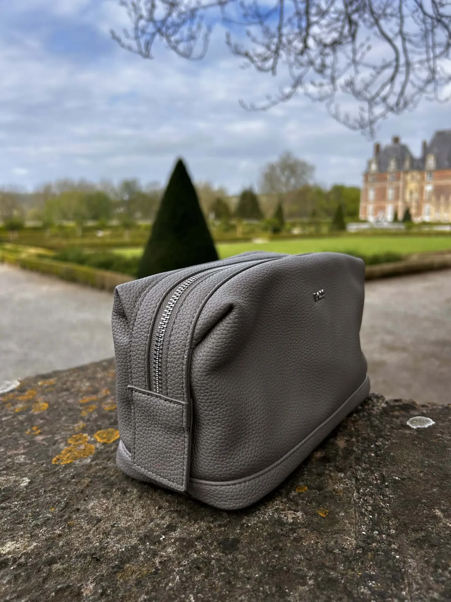 Trousse de toilette Hugo BOSS couleur taupe chez Evasion à Eu