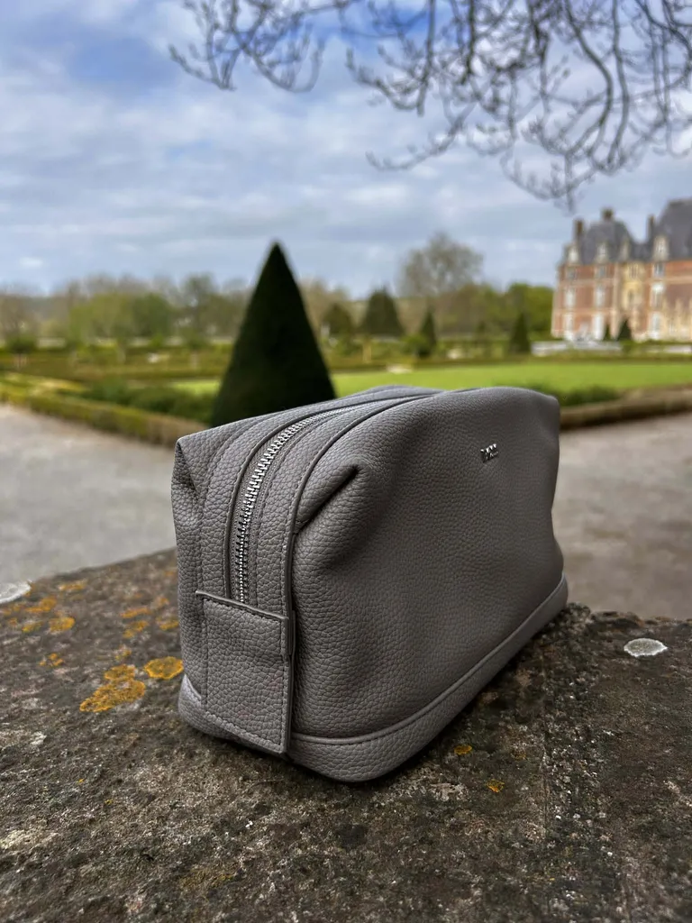 Trousse de toilette Hugo BOSS couleur taupe chez Evasion à Eu