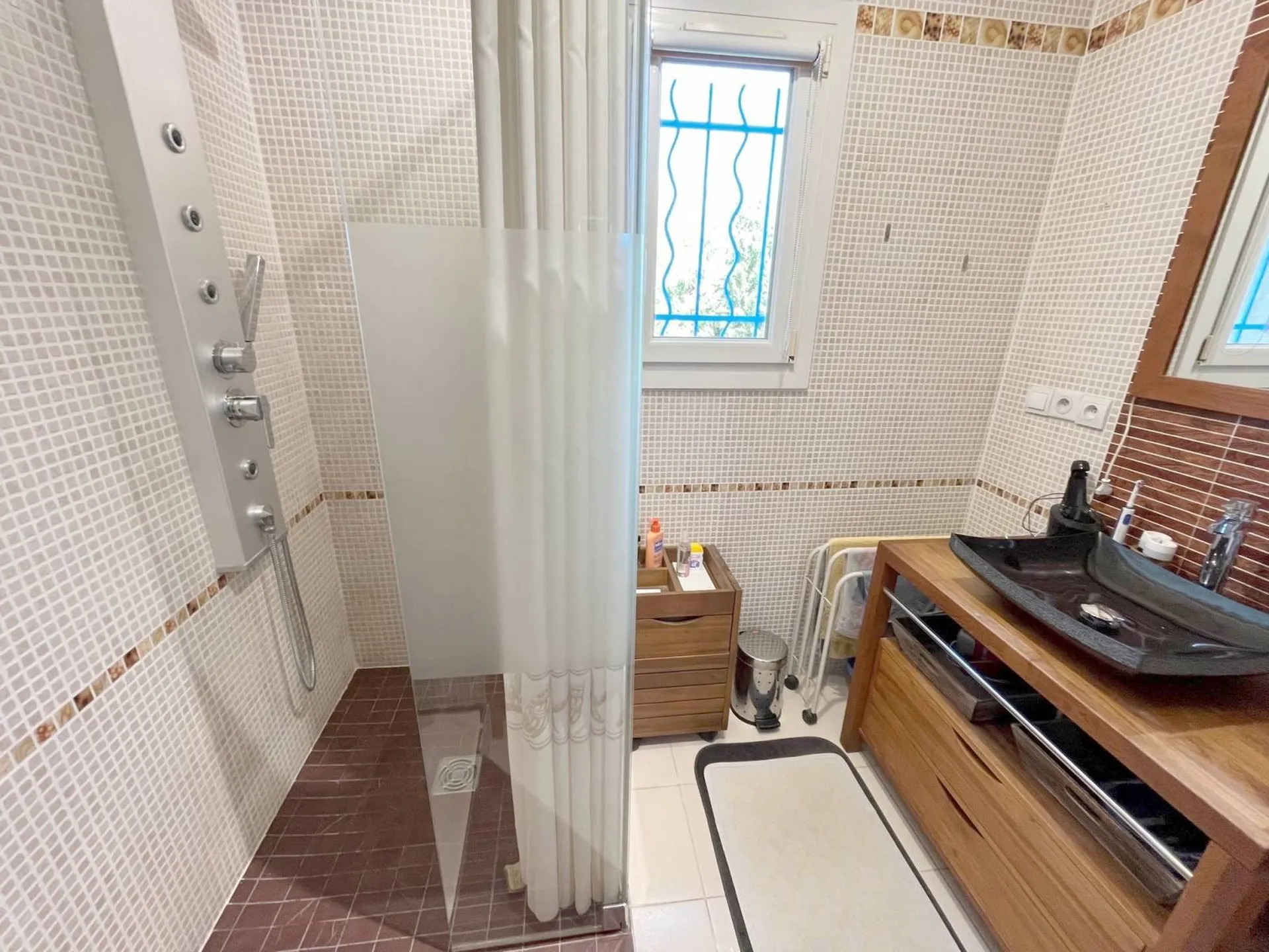 Maison à vendre Roquefort la Bédoule commerces et écoles à pieds, terrain paysager avec jacuzzi