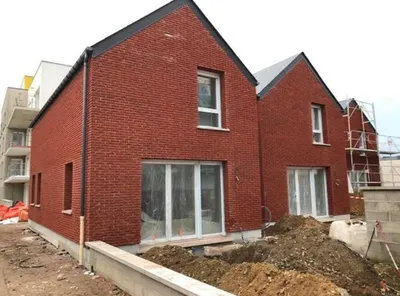 Rénovation de façade en plaquettes de parement rouges avec joints au Havre 76620