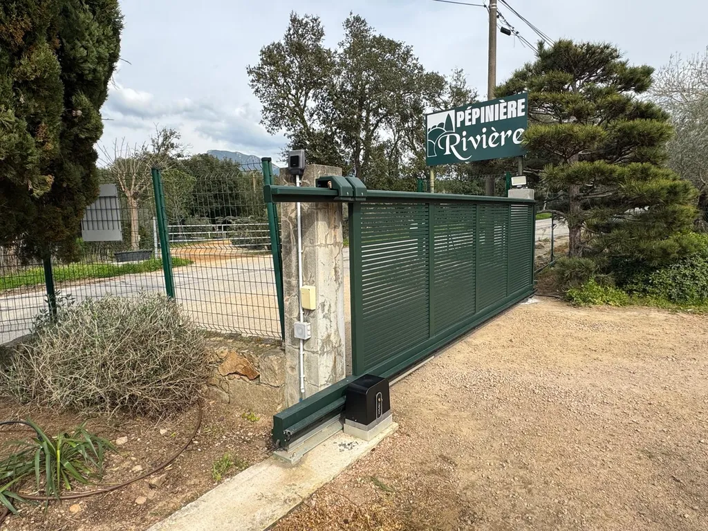 Fermer une pépinière à Porticcio : l'installation d'un portail coulissant autoportant Kostum Bitik motorisé FAAC, la solution pour les professionnels en Corse-du-Sud
