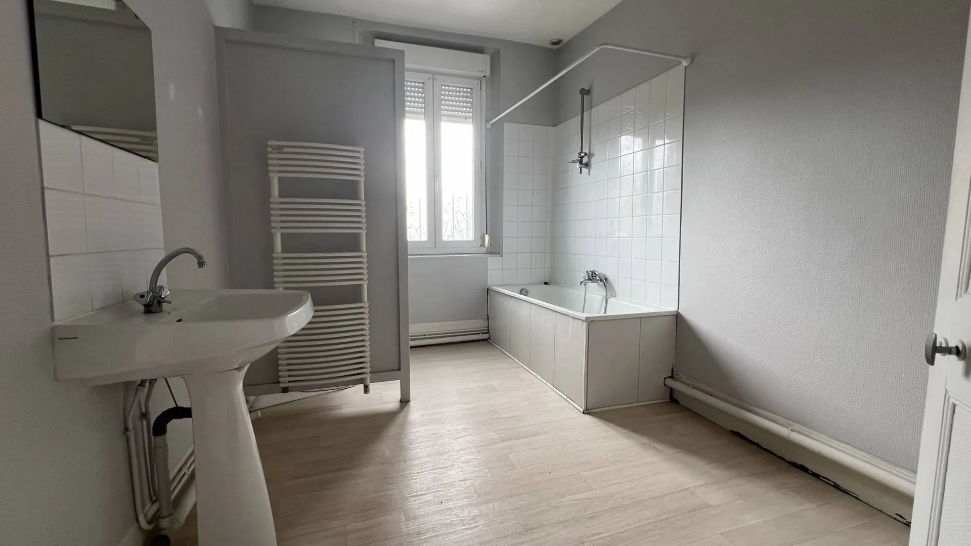 Une grande salle de bains avec Wc