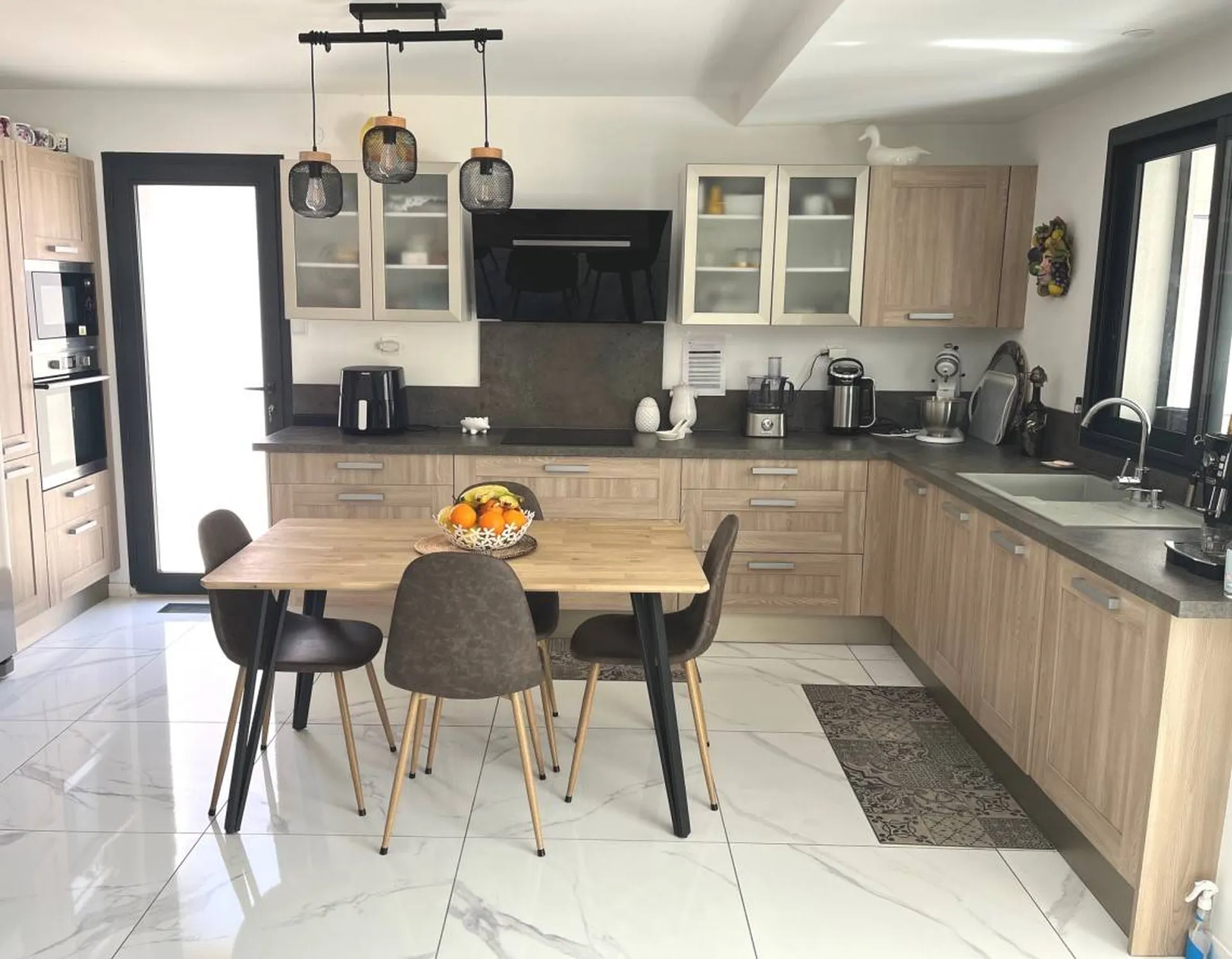 Maison récente à vendre Carnoux en provence sur deux niveaux avec sous-sol, copropriété de 3 habitations