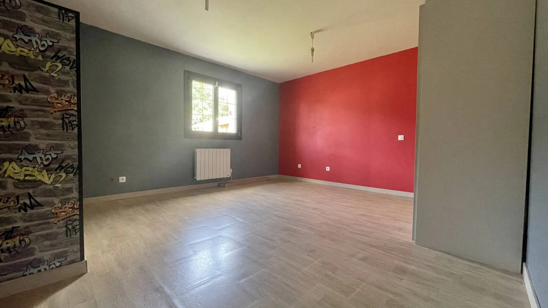 Maison familiale à vendre en Normandie : Trois chambres supplémentaires pour accueillir toute la famille.