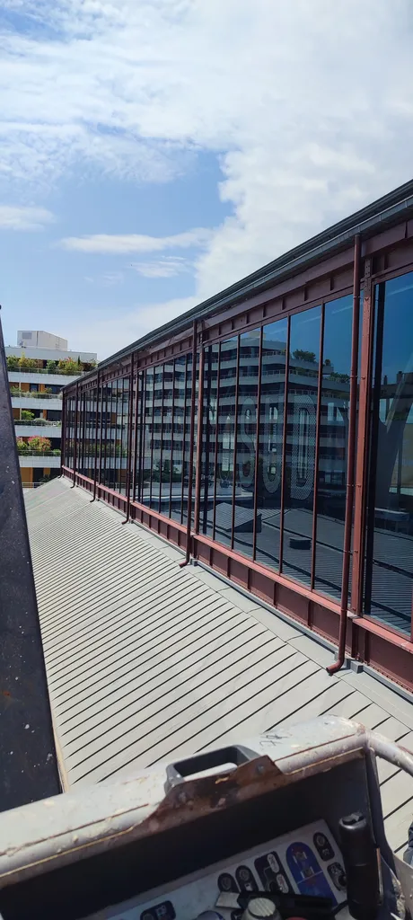 Film anti-UV transparent de type spectra 40 xc anti chaleur  en extérieur posé sur la gare de Nice