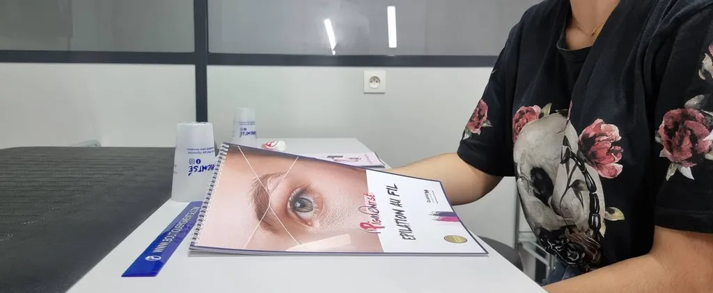 Réaliser une formation de coloration des sourcils