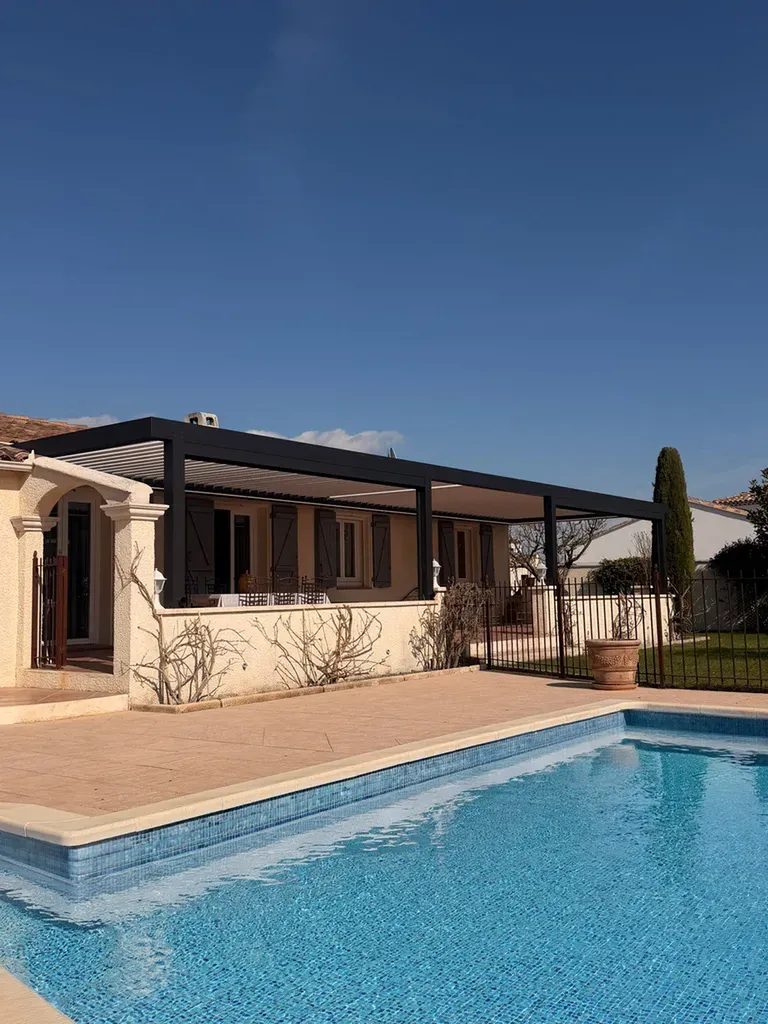 Installation pergola bioclimatique aluminium dimensions XXL avec lames orientables et poteaux déportés pour grande terrasse de villa avec piscine à Cannes