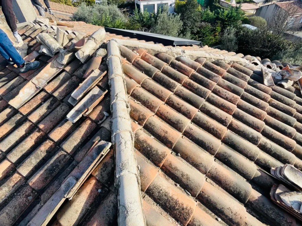 Rénovation d’une toiture de maison sur Faîtage et nettoyage de tuiles sur Fuveau 13710 près de Aix en Provence.