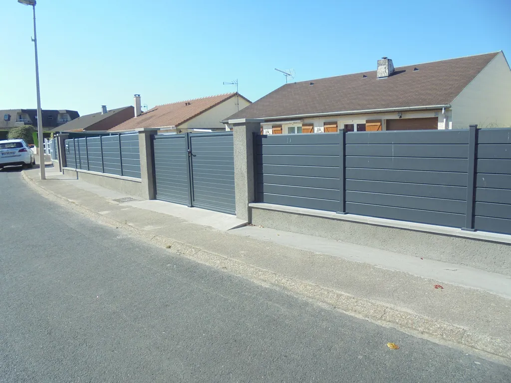 Pose de Clôture aluminium sur muret, Portails motorisés et Portillon en aluminium à Caudebec-en-Caux dans la Seine-Maritime 76 et ses Alentours