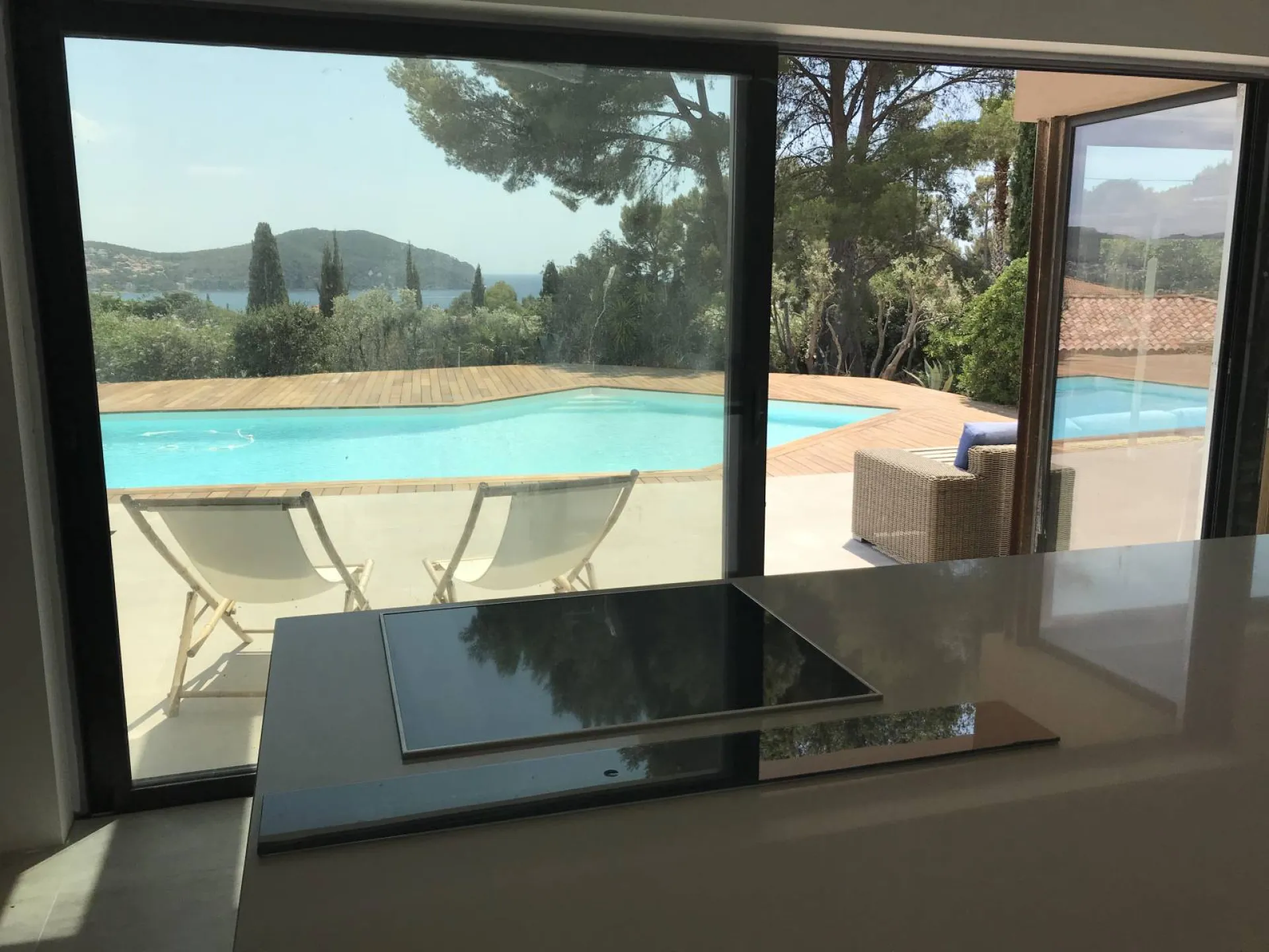 Réception de chantier cuisine avec ilot central Quartz Silestone & bois Miele armoires tout hauteur à Bandol