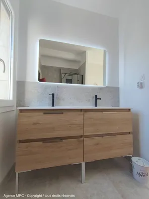 Conception pour sublime rénovation d'une salle de bain avec baignoire et douche à l'italienne à Marseille par AGENCE MRC : Architecte d'Intérieur spécialisé en salles de bain