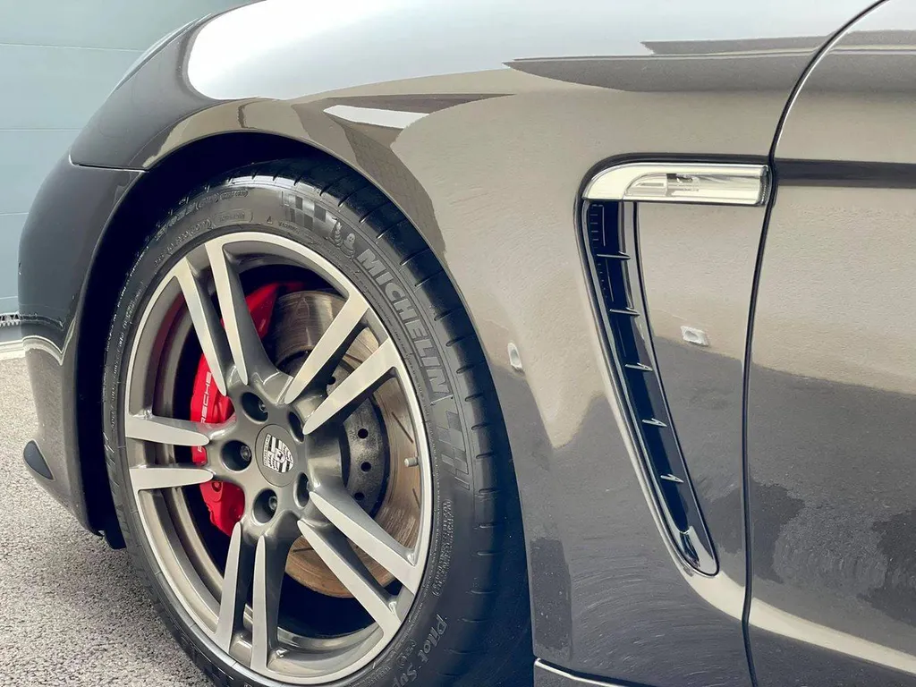 Protection céramique voiture Porsche Panamera GTS à Chaponost dans l'ouest lyonnais