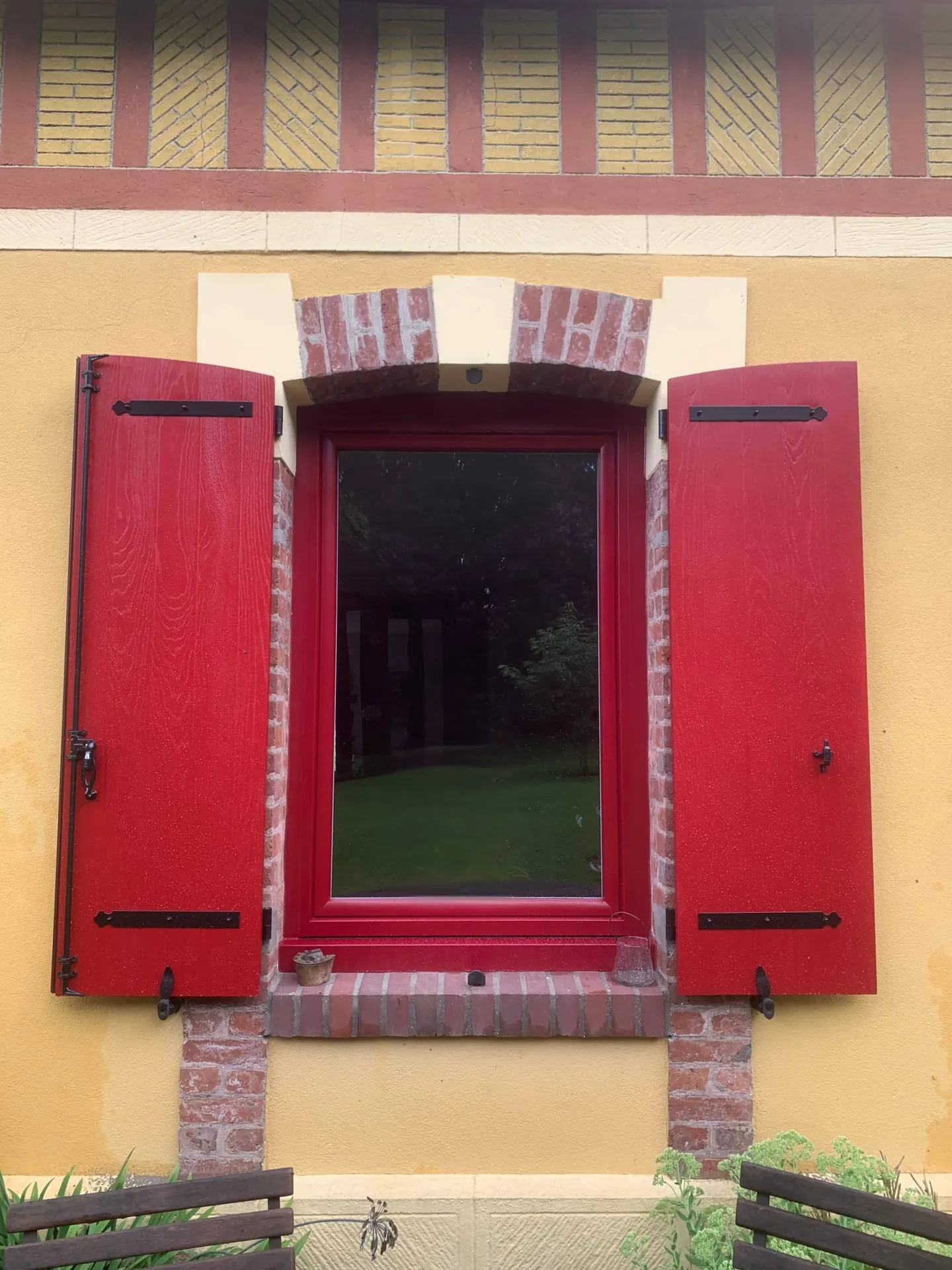 Les volets battants en fibre résine : Les volets les plus résistants du marché, sans entretien, très facile à nettoyer