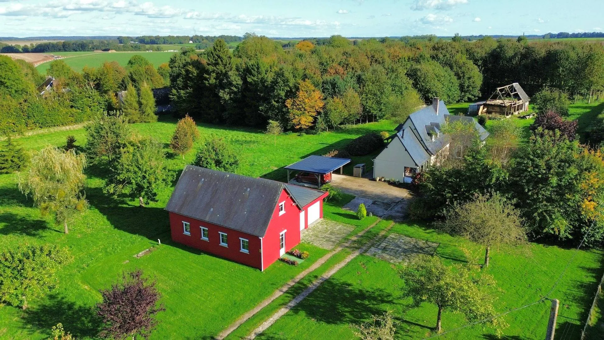 Propriété à vendre avec potentiel gîte en Normandie : La dépendance de 75 m² peut être transformée en gîte, offrant un potentiel de développement locatif ou artisanal.