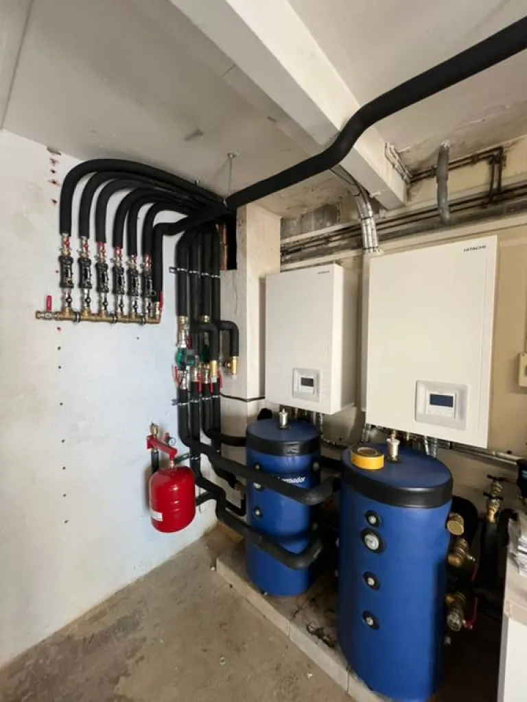 Pose de 3 pompes à chaleur Hitachi Yutaki sur un domaine viticole dans le Var 