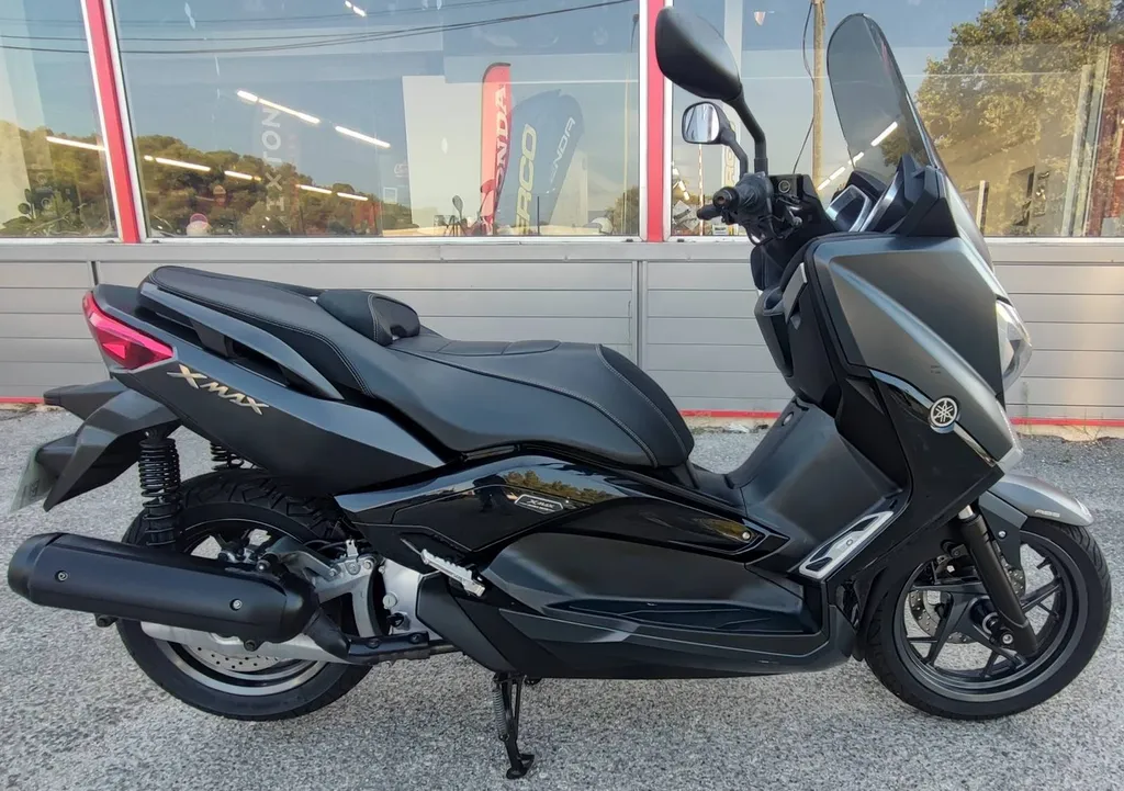 YAMAHA X-MAX du 04/2016 avec 17000 km.