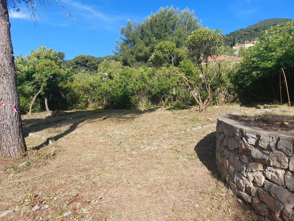 Terrain constructible de 291 m² à LA VALETTE DU VAR