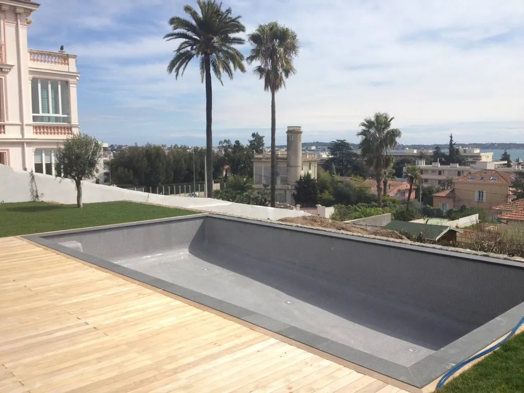 MARGELLE PISCINE EN PIERRE NATURELLE ANTRACITE BLACK