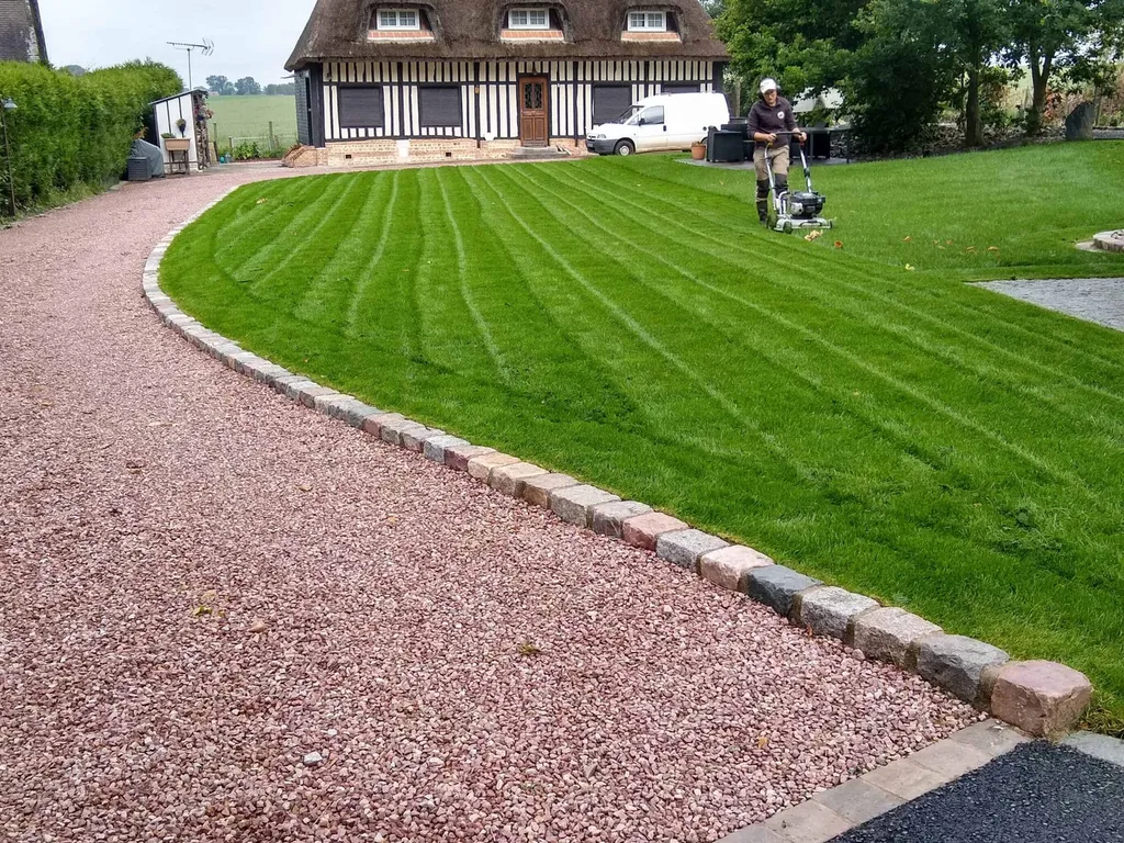 Réalisation d’une pelouse en gazon de placage à Manneville-la-Goupil