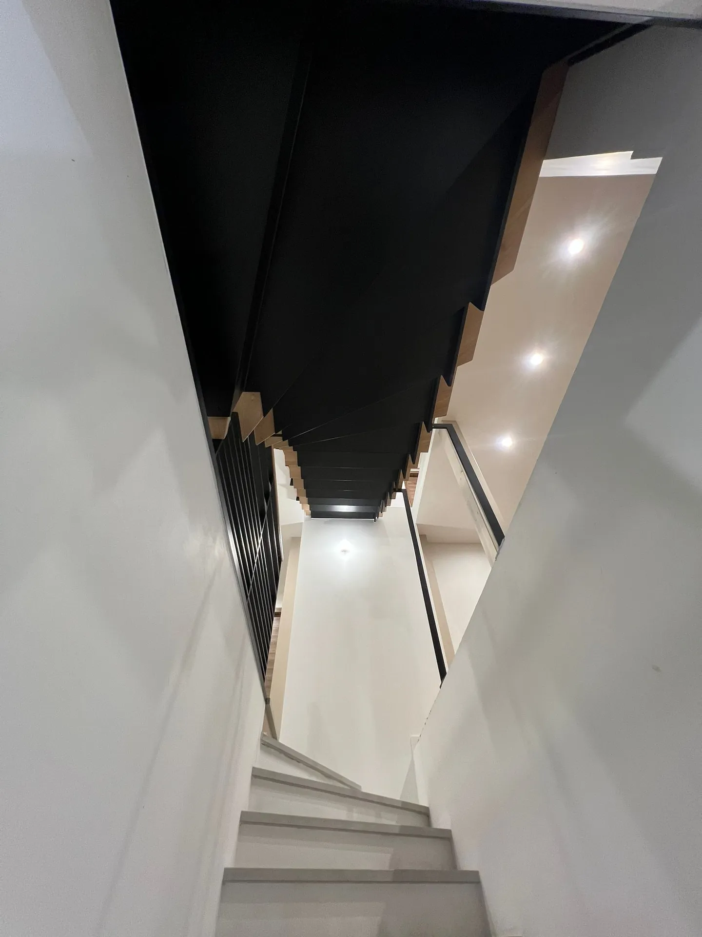 Escalier avec garde-corps en métal et garde-corps en verre à l’étage sur mesure à Annecy en Savoie