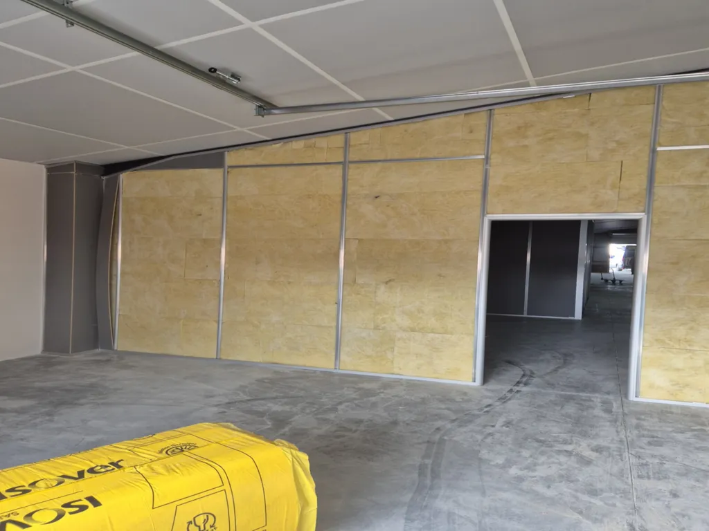 Projet d'ajout de bureaux individuels par des cloisons fixes avec isolation en laine de verre dans un entrepôt à Villefranche-sur-Saône dans le Beaujolais