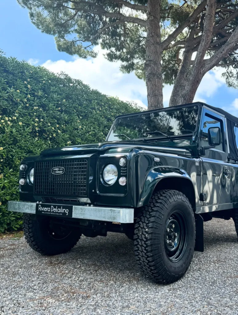 Polissage et traitement céramique Gtechniq Crystal Serum Ultra sur Land Rover Defender à Nice