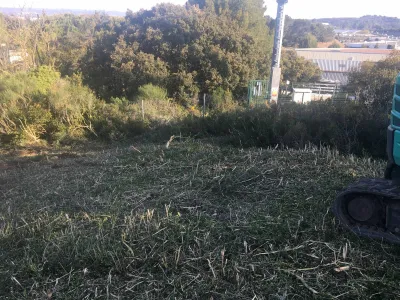 Débroussaillage à Angles vers Avignon, pour la mise en sécurité de la commune
