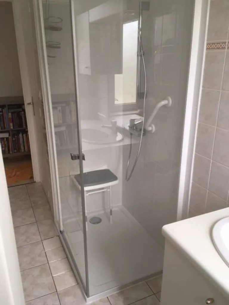 Douche idéale remplacement de baignoire par douche sénior sécurisée à Bezons Val d'Oise (95) IdF
