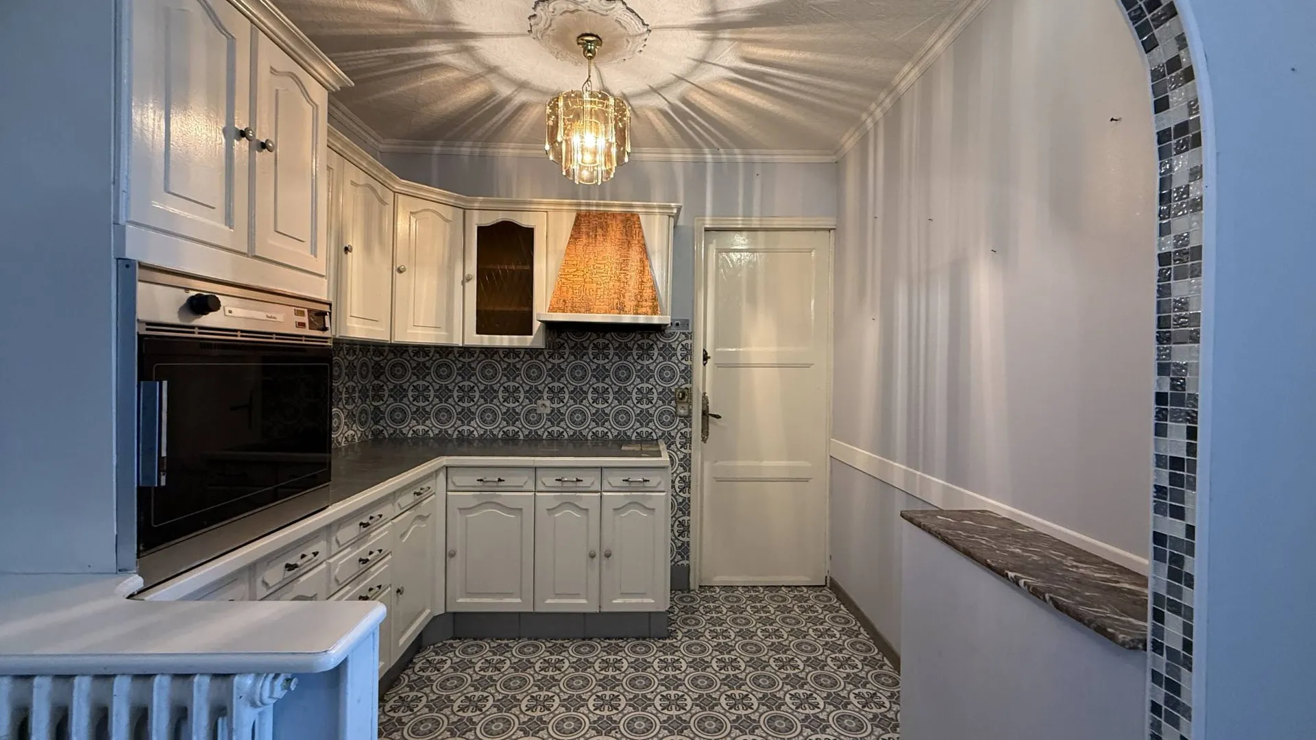 Cette maison à vendre à Dieppe comprend également une cuisine aménagée et deux chambres de 9 et 12 m².