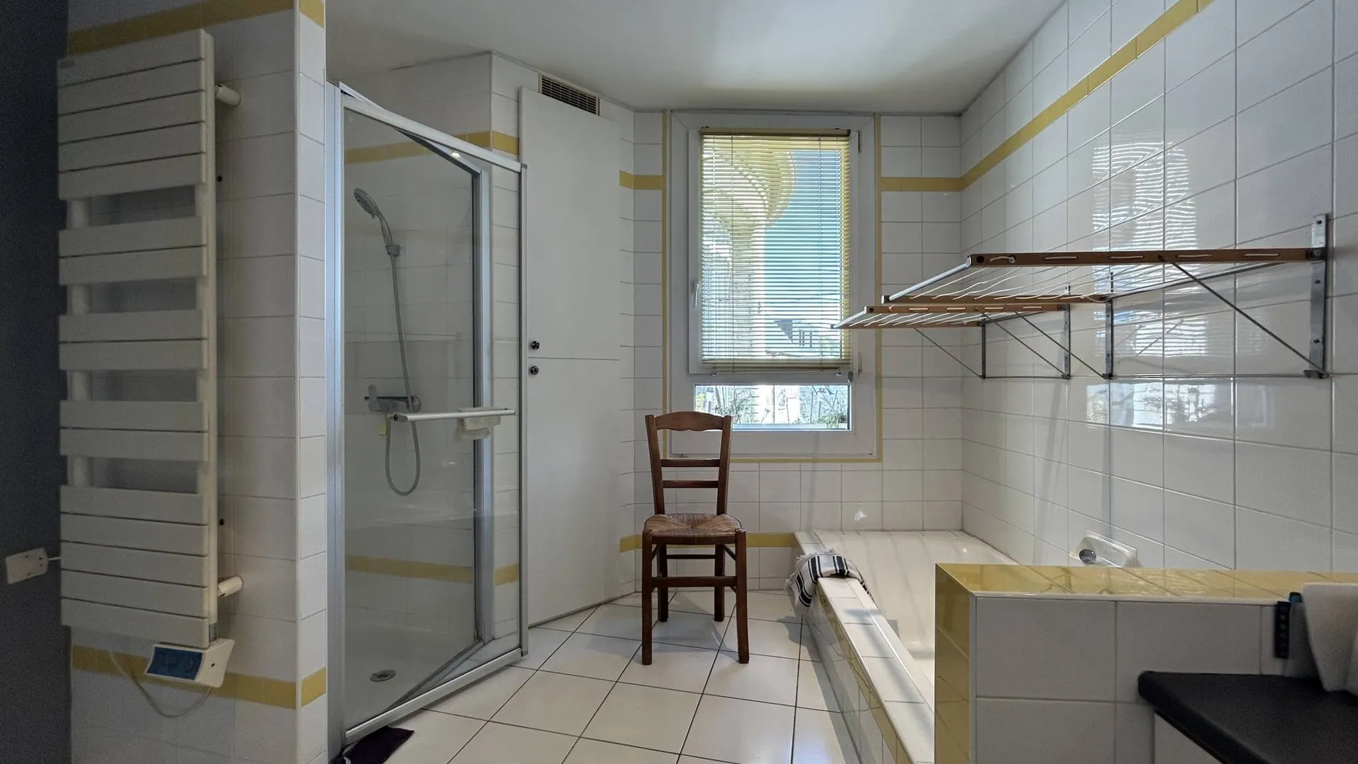 Vends appartement de 105,69 m² à Dieppe, 3 chambres, séjour ouvert, salle de bains avec baignoire et douche.