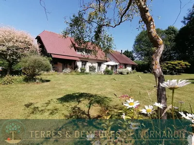 A acquérir à 8 minutes d'un village avec commerces, maison de caractère sur son terrain de 2 560 m², au calme,
