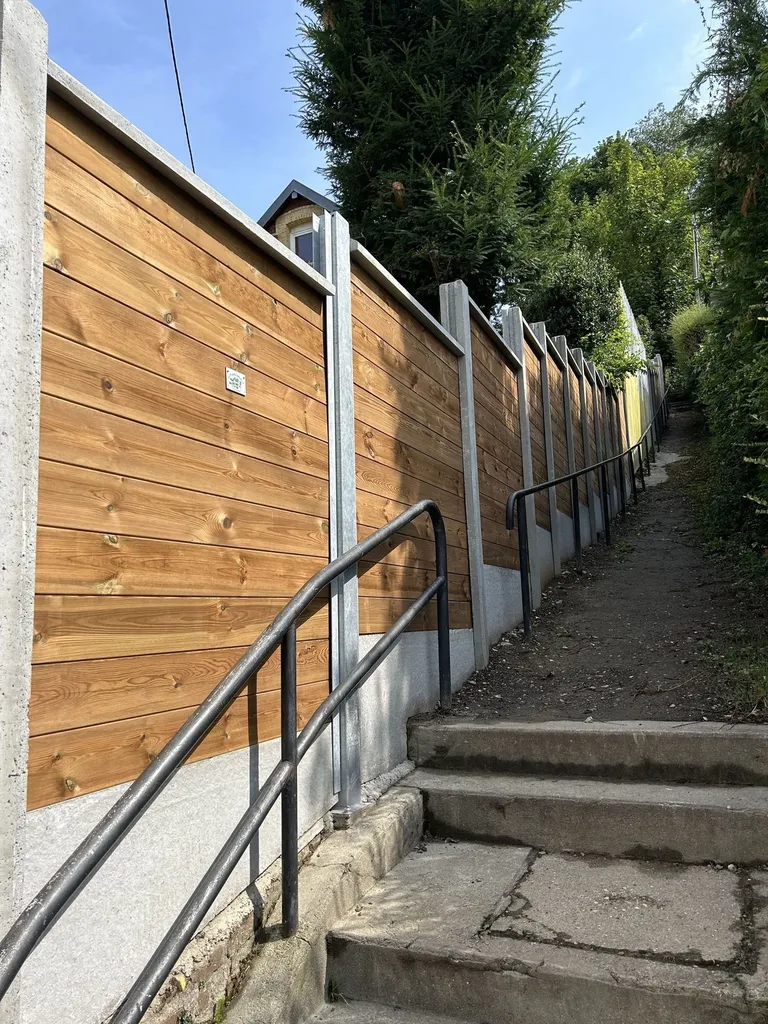 Installation de Clôture Occultante Mixte Béton et Bois, Lames Horizontales Sur-Mesure à Bernay dans l'Eure 27 et Serquigny