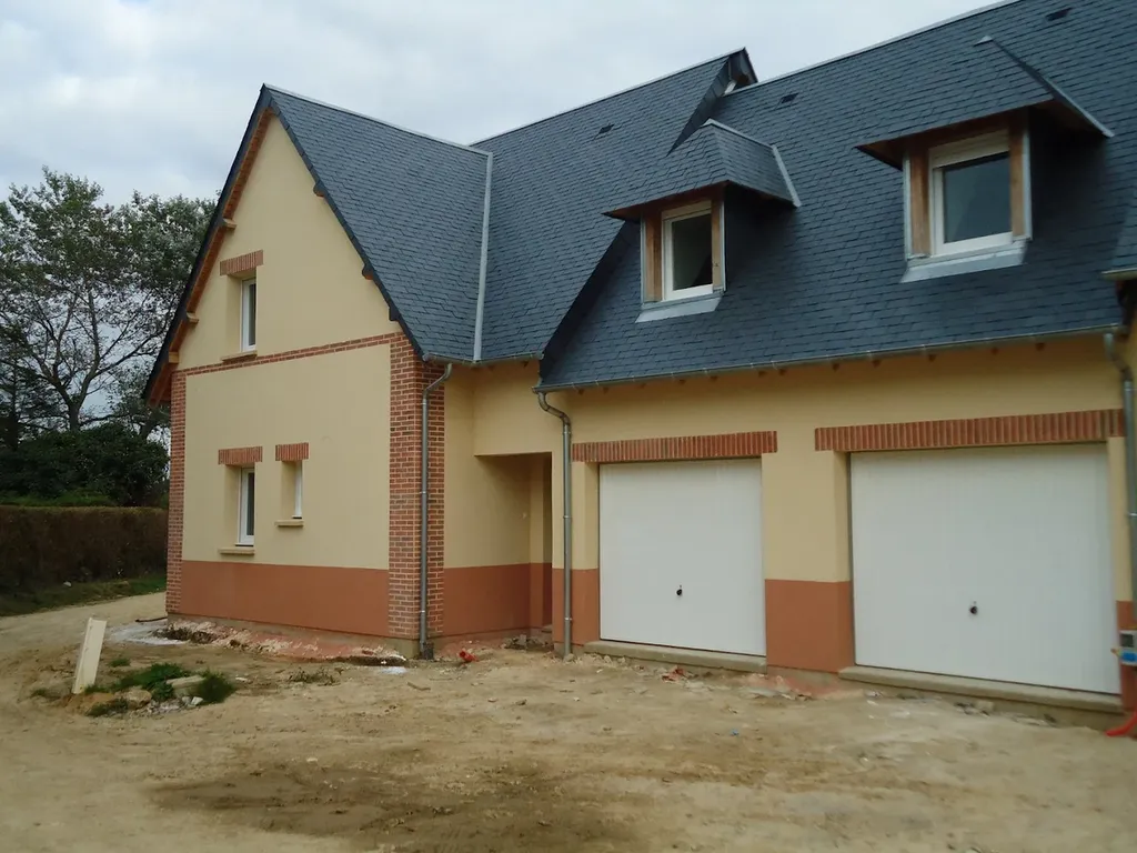 Ravalement de façade avec Enduit projeté deux couleurs à Fécamp