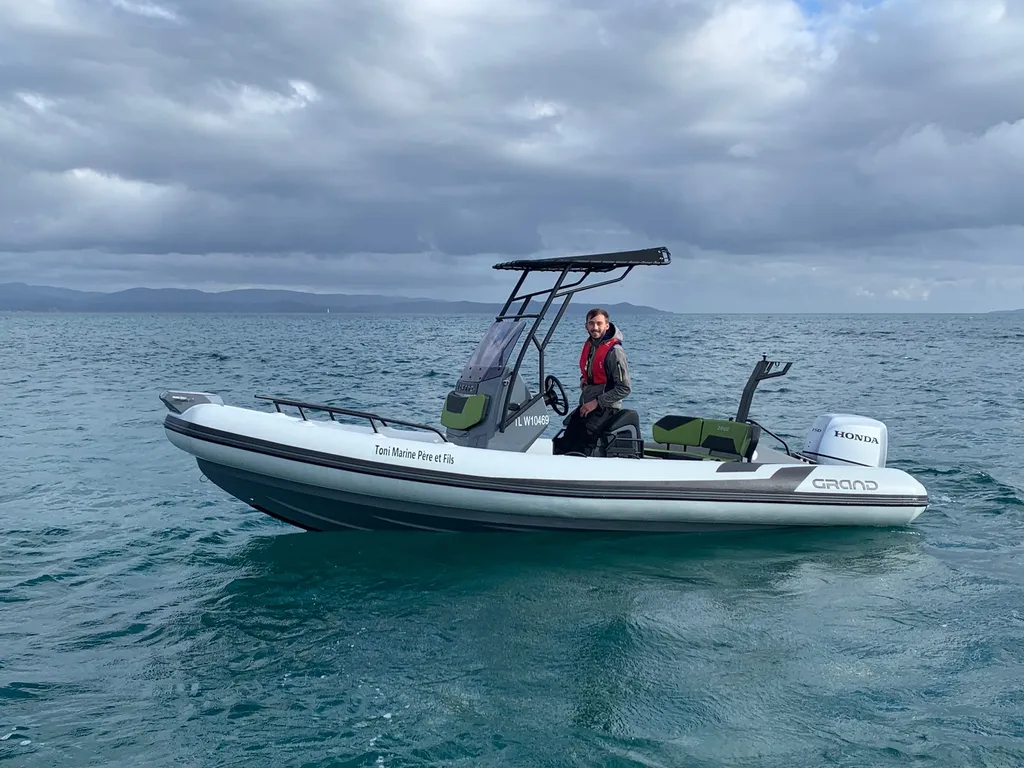 Toni Marine propose ce bateau semi-rigide Grand Boats Drive Line D600 Lux neuf disponible à La Londe-les-Maures près de Hyères