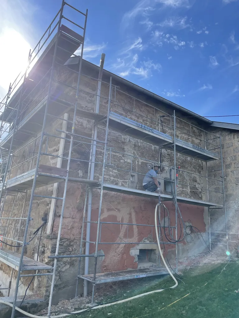 Installation de l'échafaudage pour l'isolation thermique d'un mur en pisé en Beaujolais