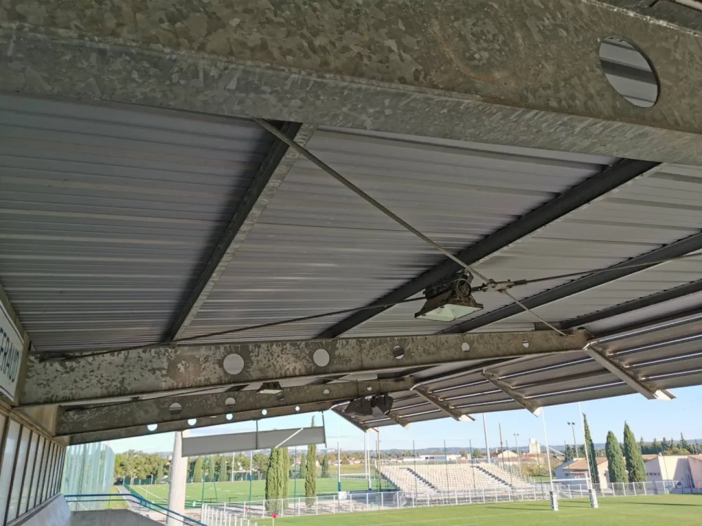 pose de protection contre les pigeons sous tribune