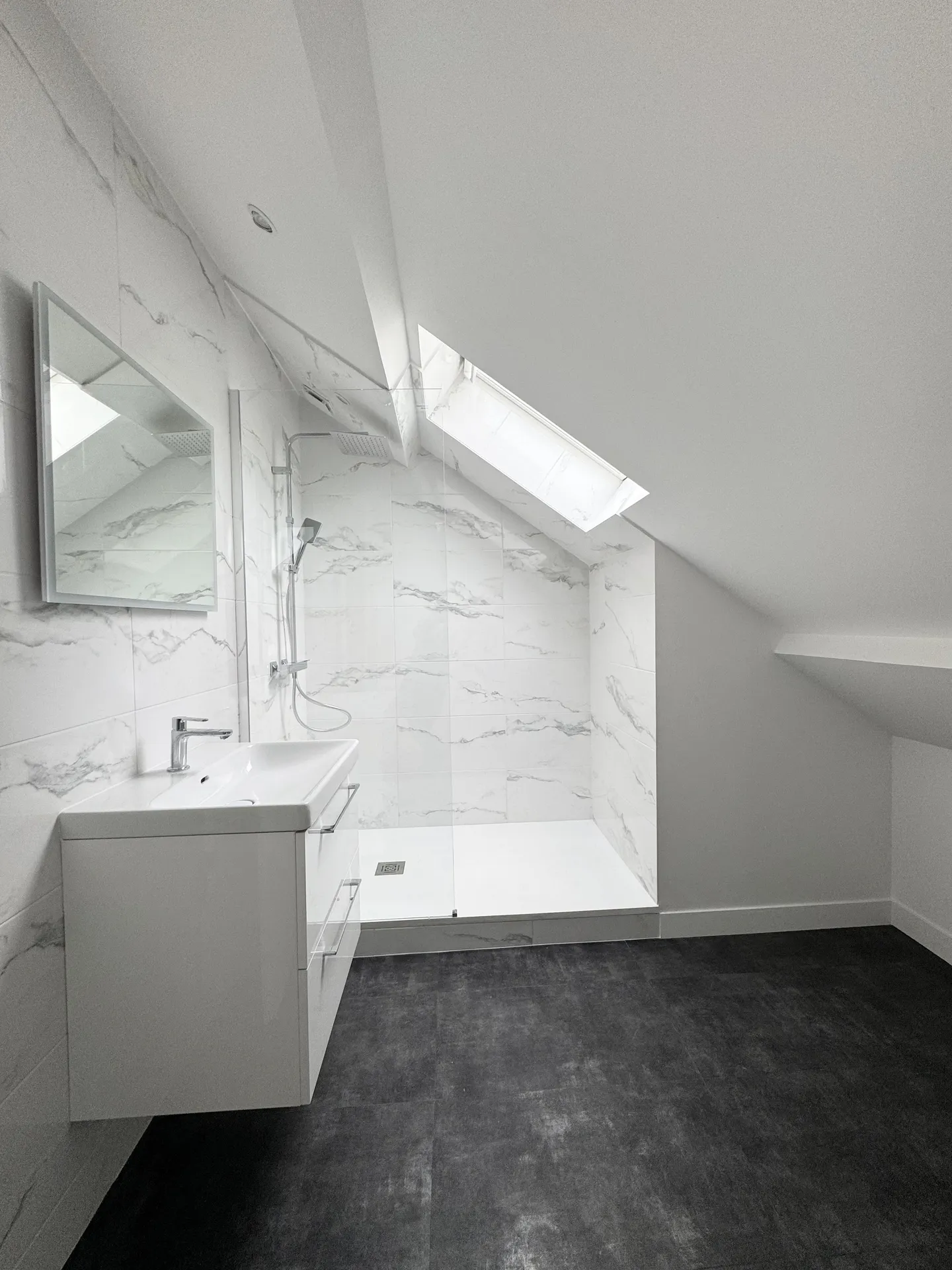 A vendre appartement/maison de ville de 155 M² environ avec une terrasse à Saint-Germain-en-Laye, commerces, écoles et lycées de renoms, à 7 minutes à pied du RER A