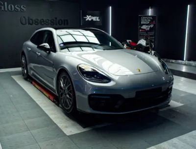 Cette Porsche Panamera Hybrid 2020 a reçu un film de protection PPF XPEL posé par Gloss Obsession pour garantir une carrosserie protégée et un rendu parfaitement invisible.