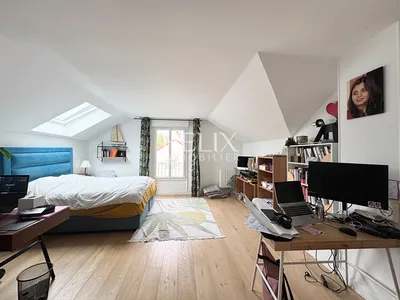 A vendre dans un quartier agréable et tranquille à Saint-Germain-en-Laye une jolie maison de 144 M² sur 3 niveaux avec jardin et sans vis à vis.