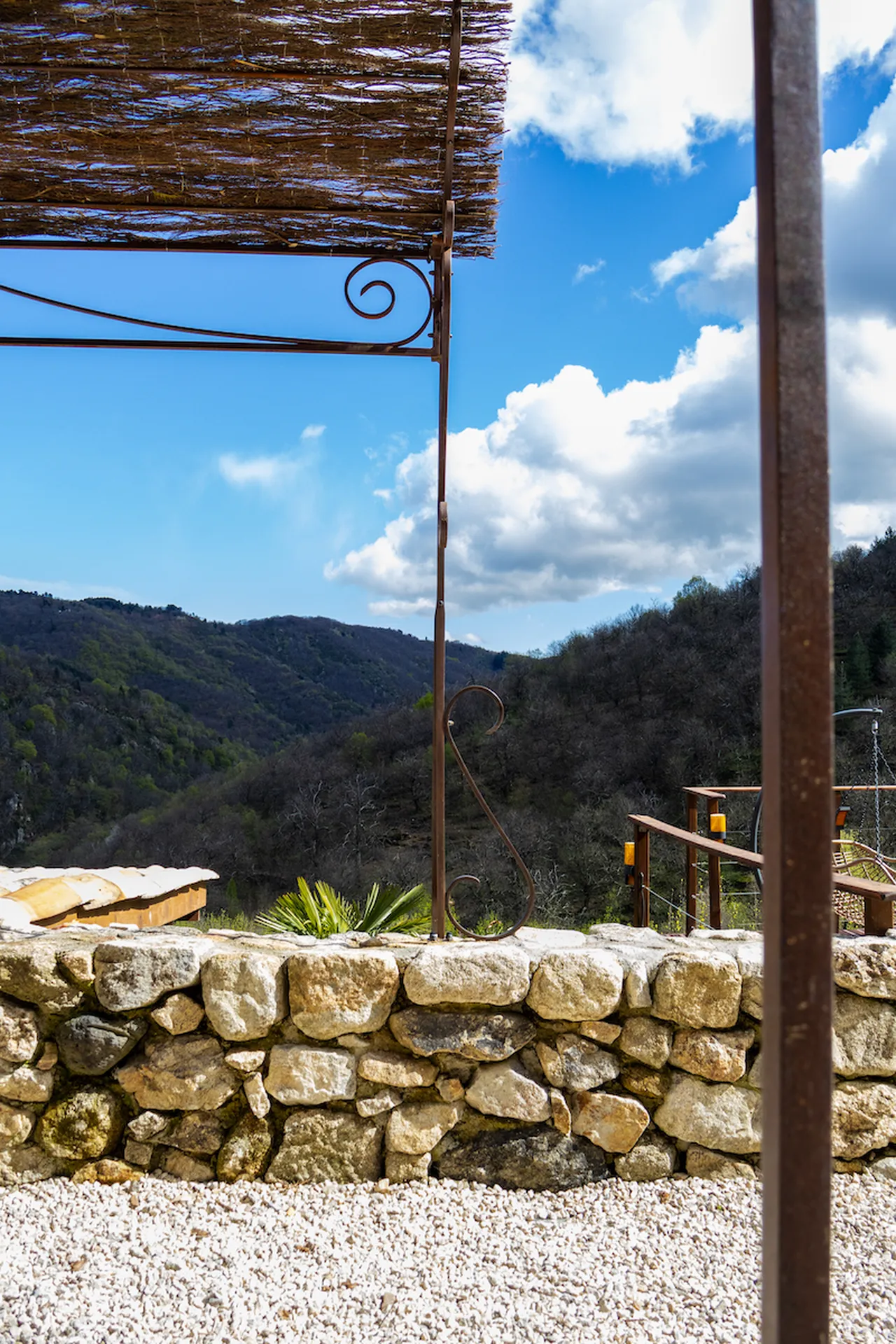 Pergola en fer sur mesure pour ombrager une terrasse avec élégance  en Sud Ardèche