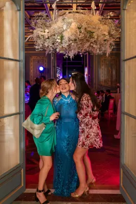 Mariage élégant franco-asiatique : un pavillon parisien accueille une célébration glamour mêlant traditions, modernité, raffinement et ambiance résolument luxueuse près de Paris