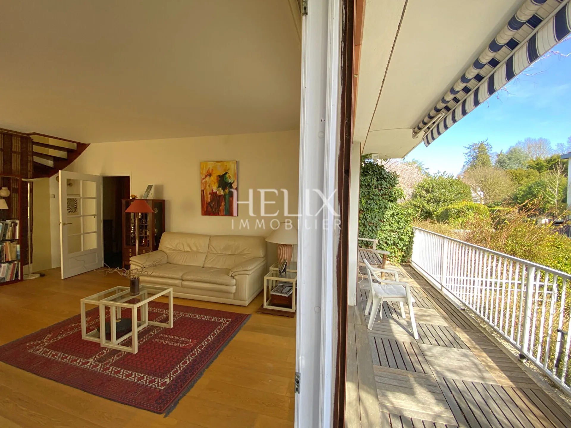 Séjour très lumineux avec accès terrasse et jardin