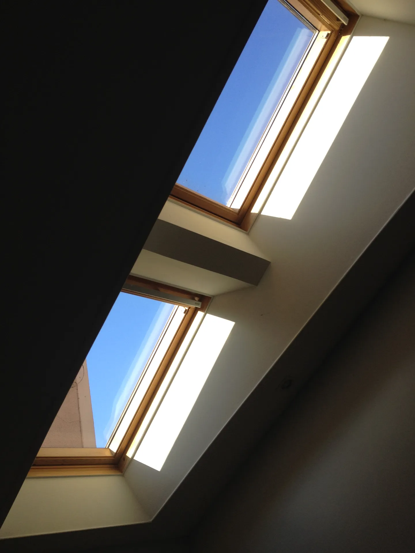 Aménagement de combles avec installation de doubles fenêtres de toit Velux pour apporter lumière naturelle et confort dans cet appartement sous toiture à Lyon 4 Croix-Rousse