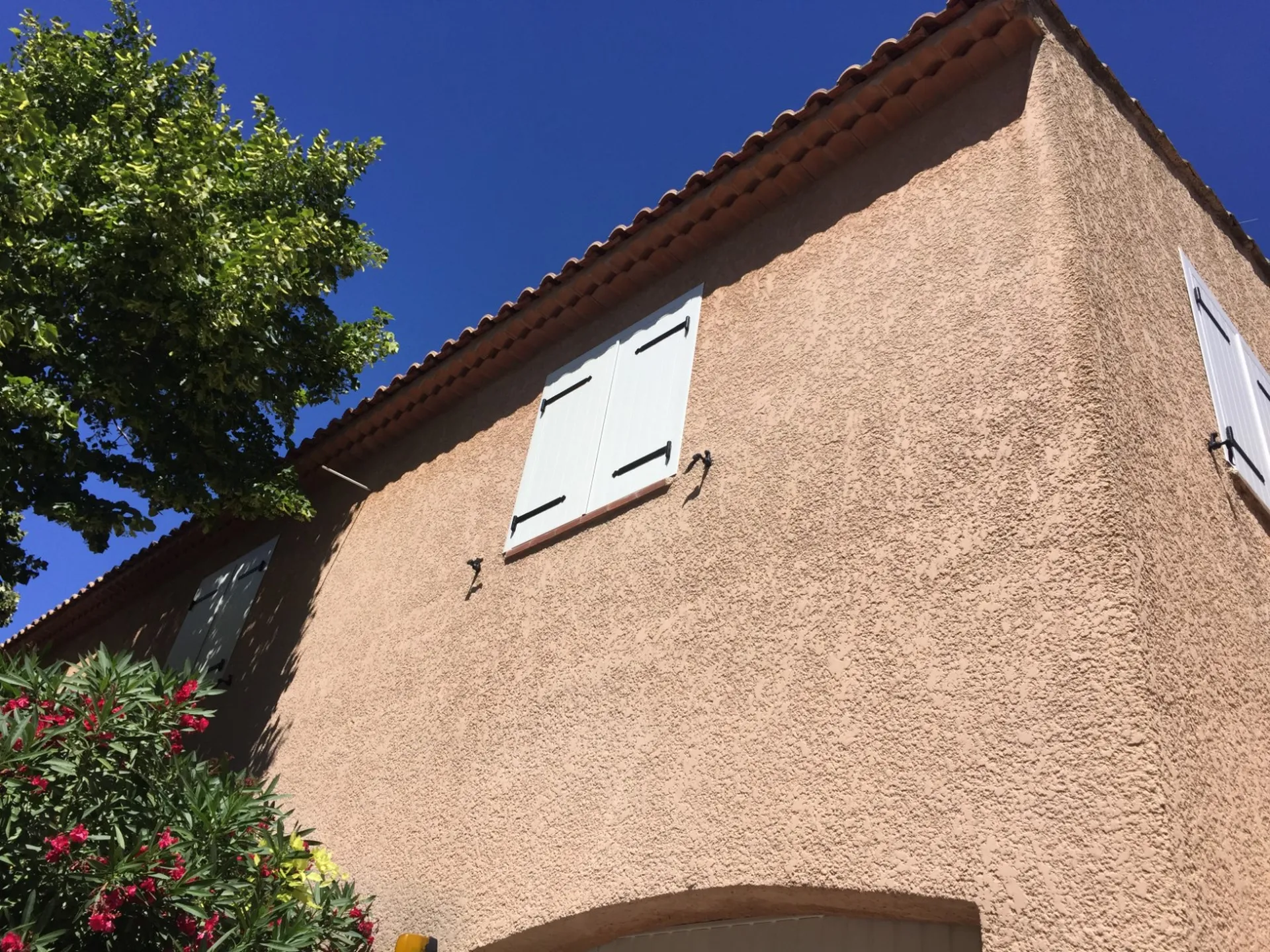 Volets battant isolé blanc sur Martigues