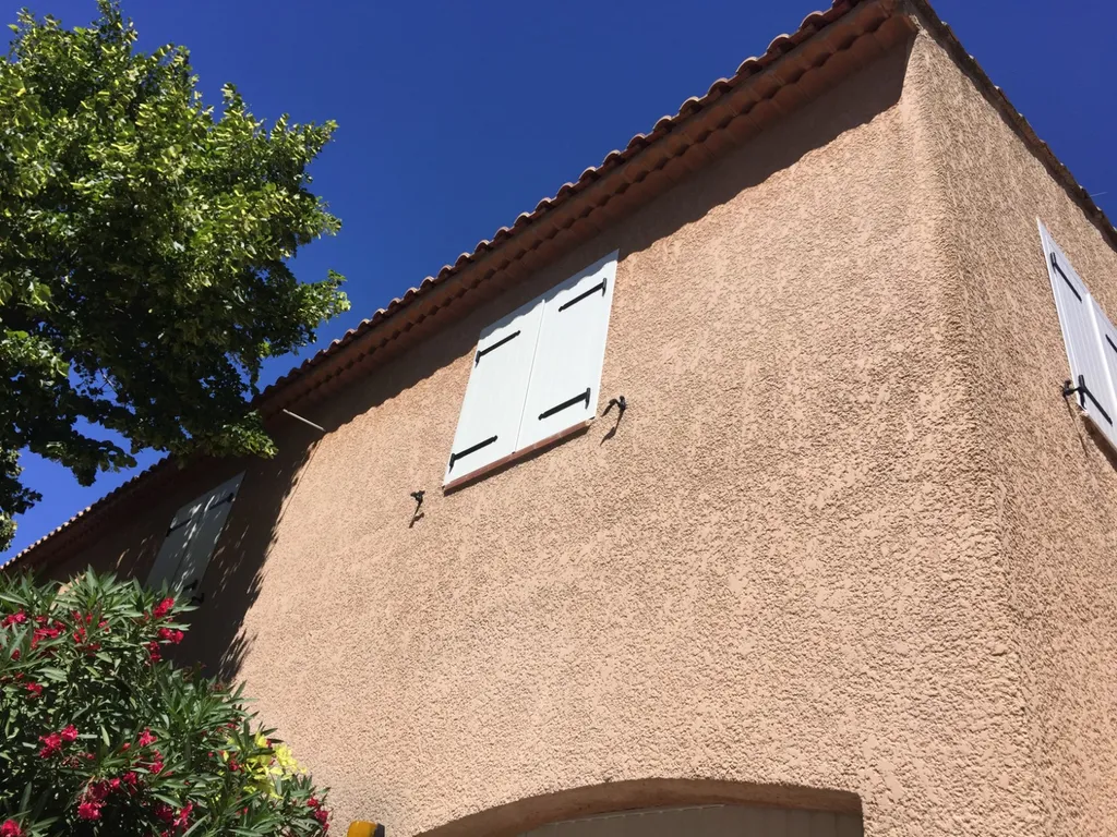 Volets battant isolé blanc sur Martigues