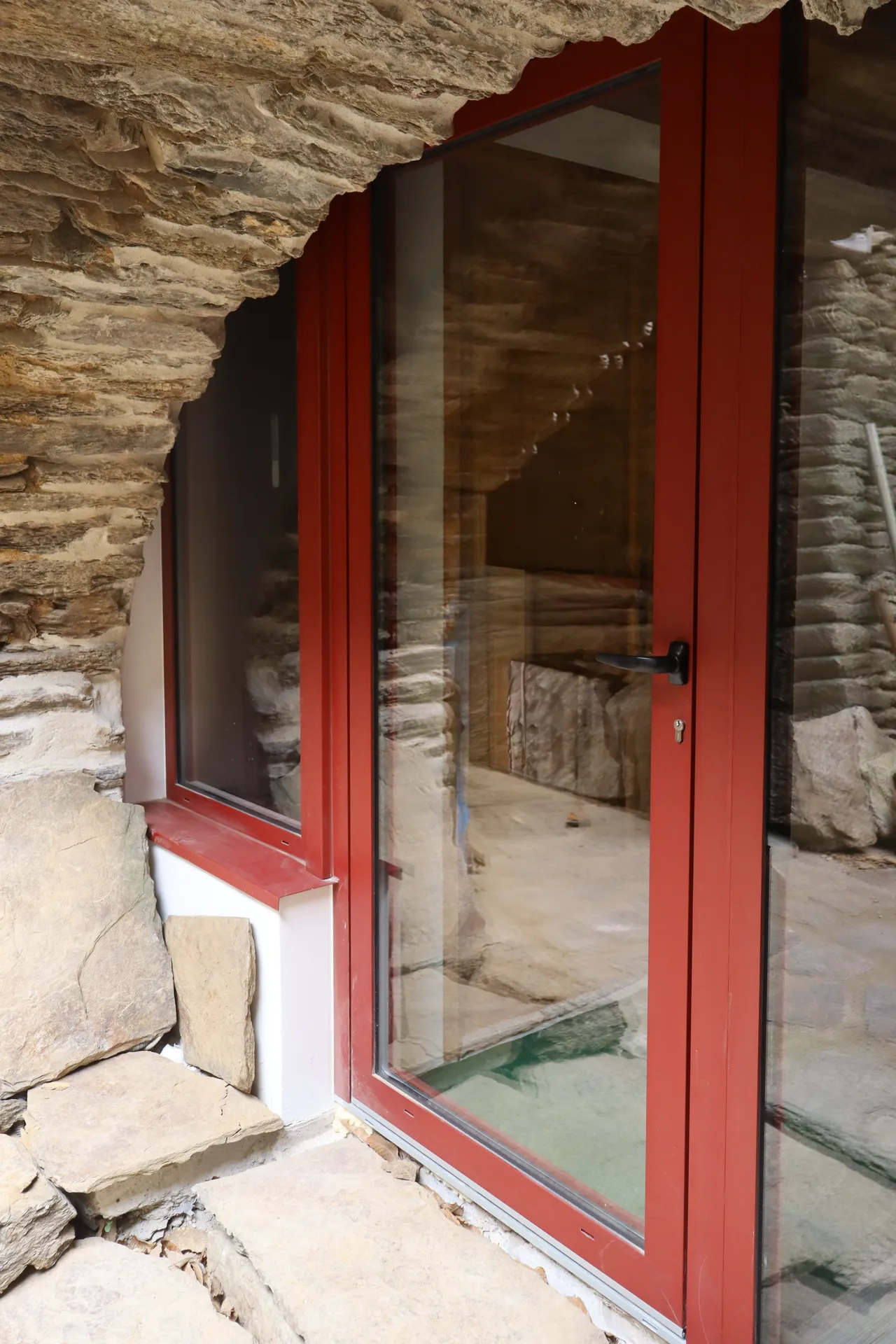 Réveil d'une voûte séculaire à Beaumont grâce à l'installation sur mesure d'un ensemble vitré bordeaux Granit Premium