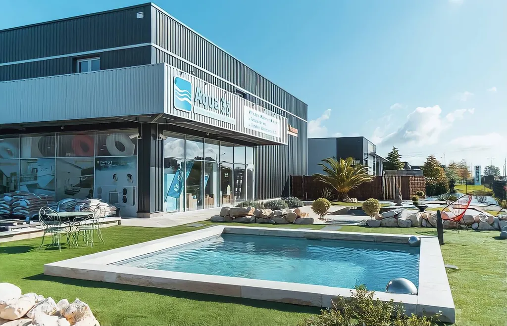 Showroom AQUA 33 avec piscine traditionnelle et piscine miroir conceptionnées par l'équipe AQUA 33 à Ambarès et Lagrave près de Bordeaux