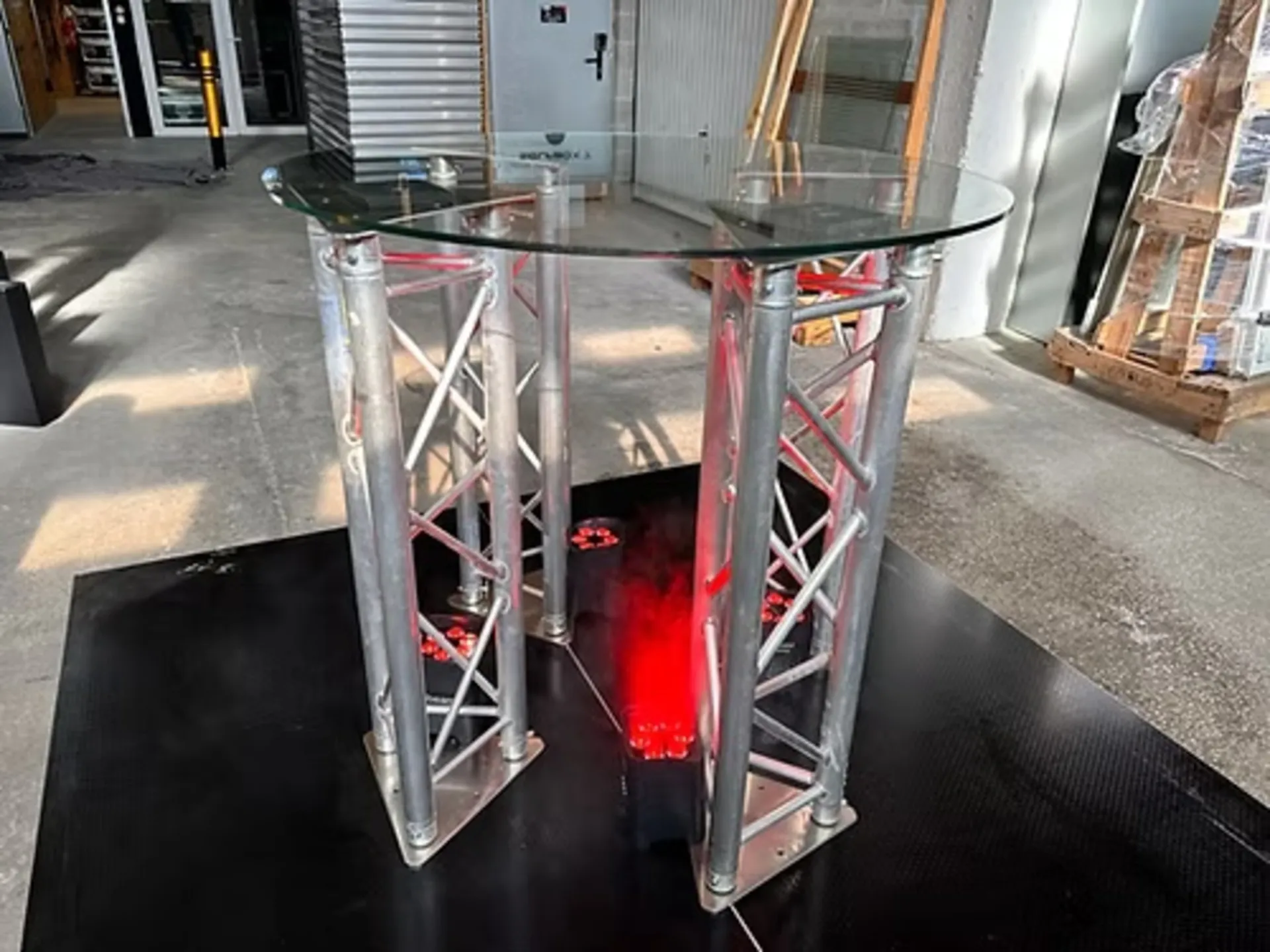 TABLE VERRE DESIGN AVEC PIEDS STRUCTURES ALU